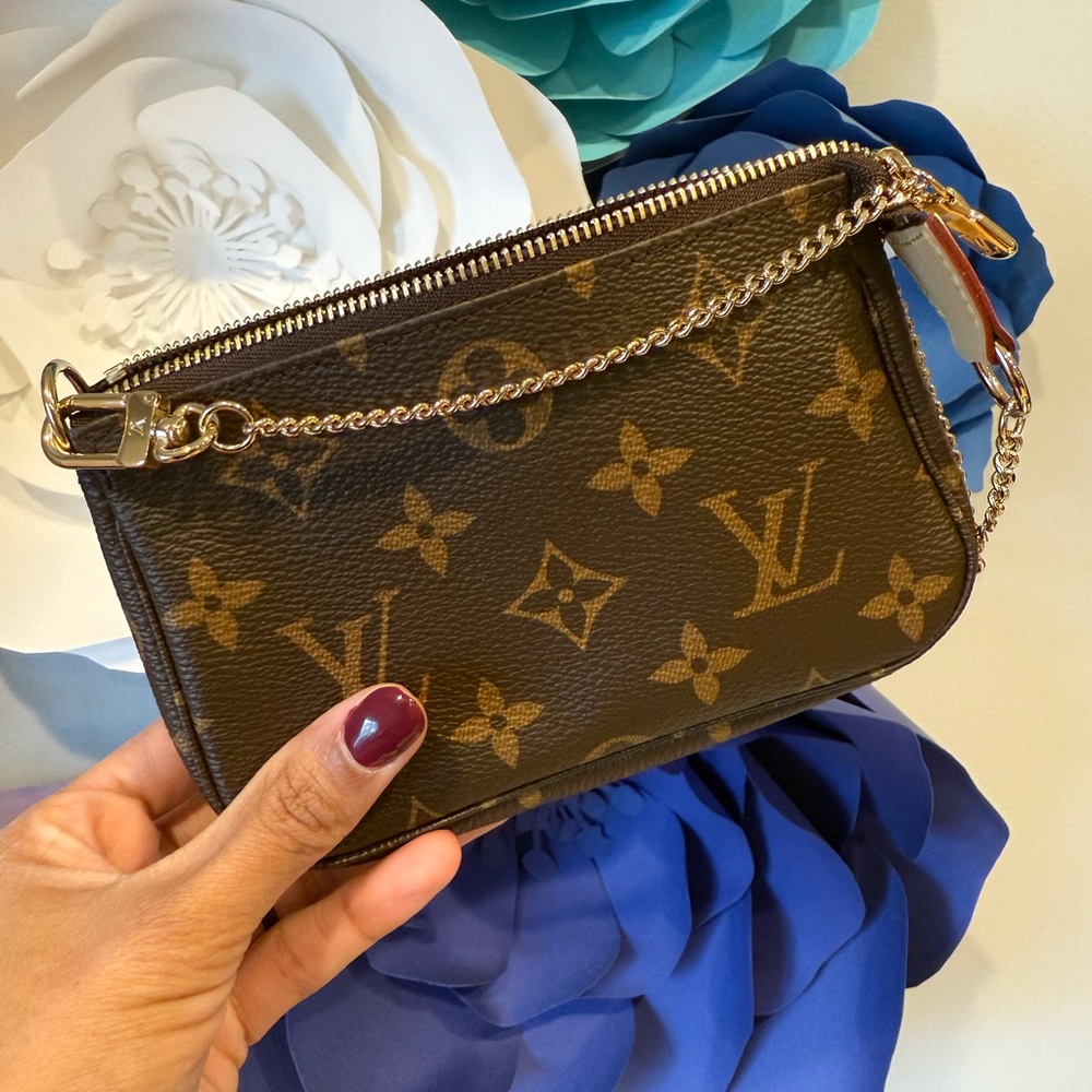 ⭕️SOLD⭕️Louis Vuitton Gold and Brown Monogram Wristlet - Picture 6 of 15